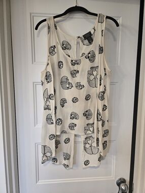 Midnight Hour Sleeveless Cream Tank with Black Skull Print. Size L